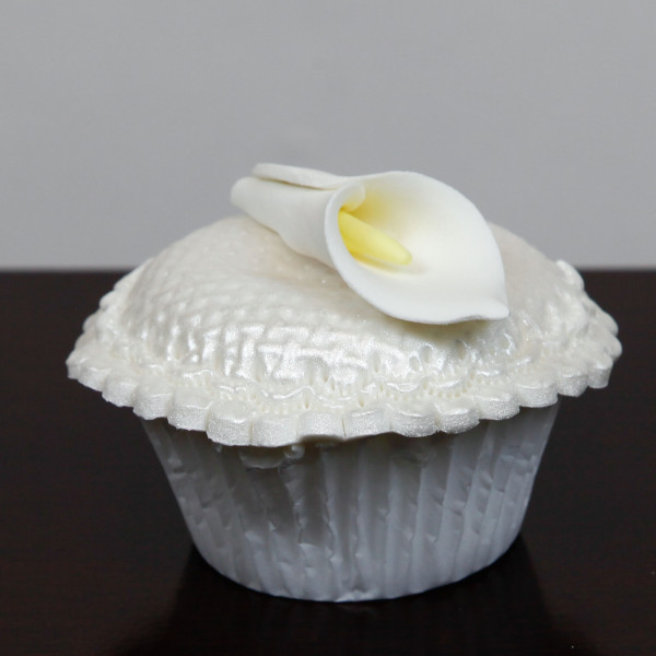 Image of the flower on a cupcake.