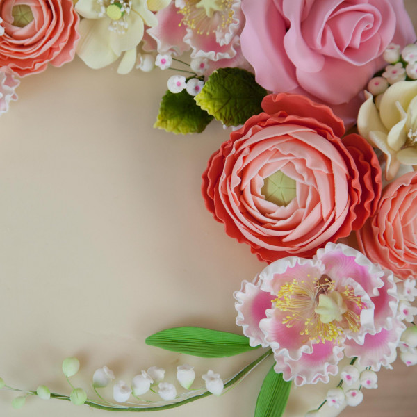Detail Image of the flower on a cake with other flowers.