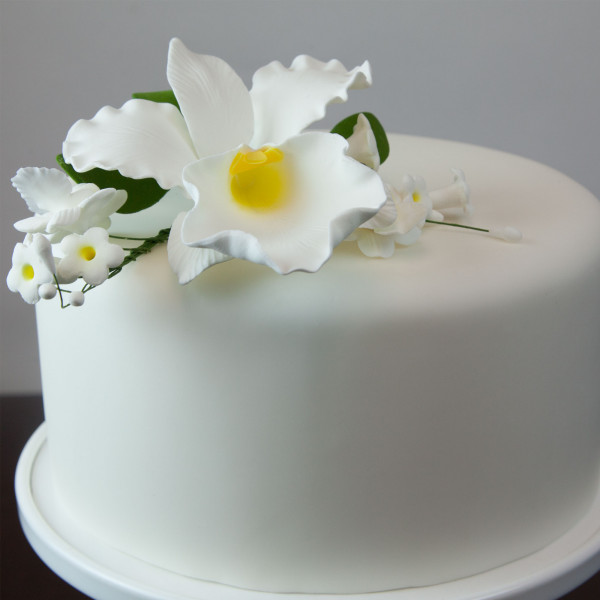 Image of the flower on a cake.