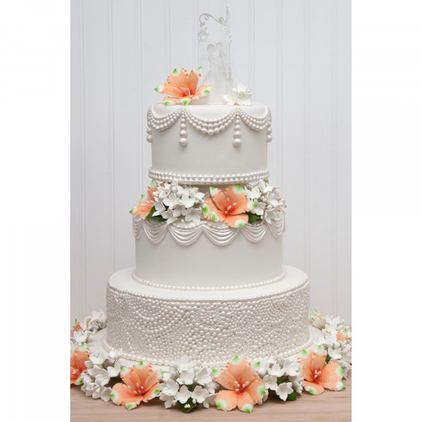 Image of flowers on a wedding cake.