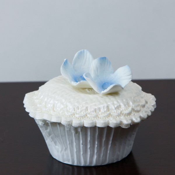 Image of flowers on a cupcake.