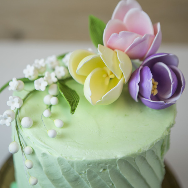 Detail Image of a flower on a cake.